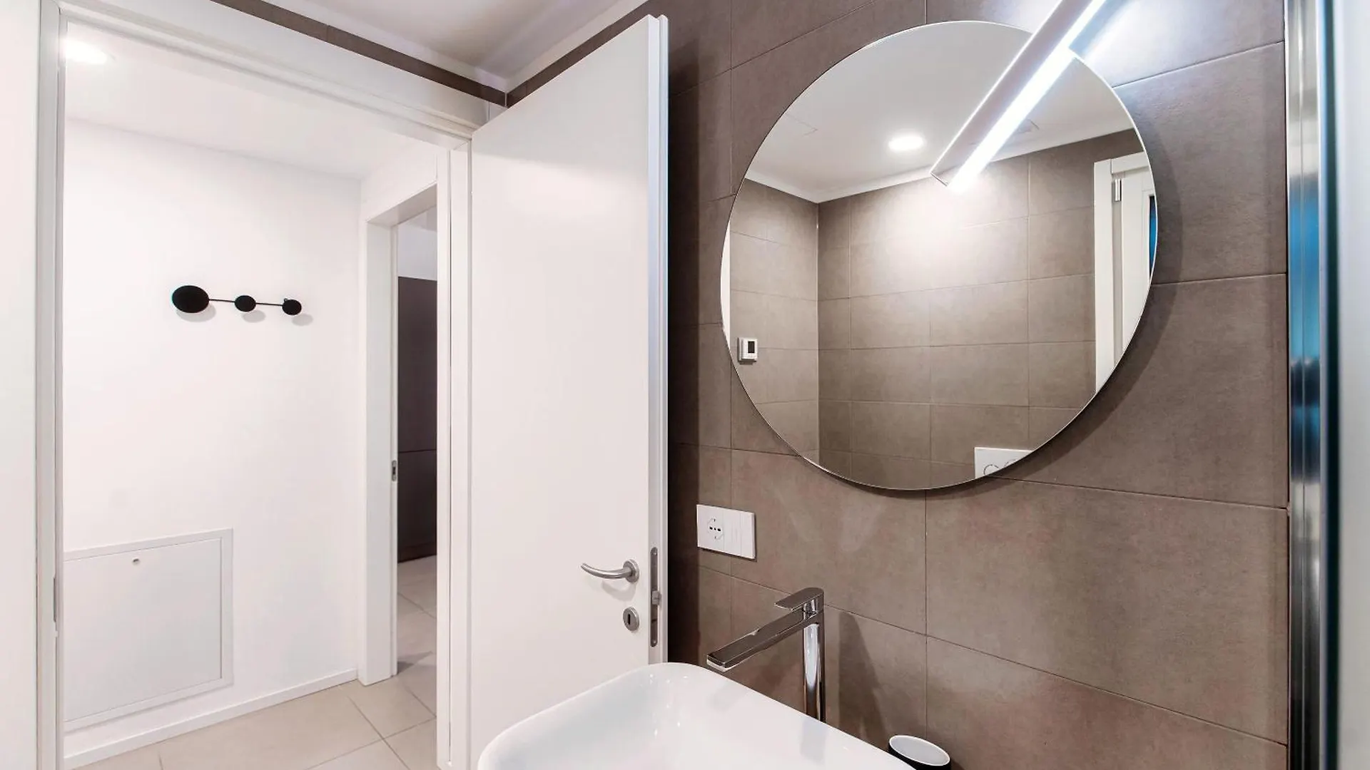 Como Lago Apartment By Quokka 360 - Close To The Lake And Train Station