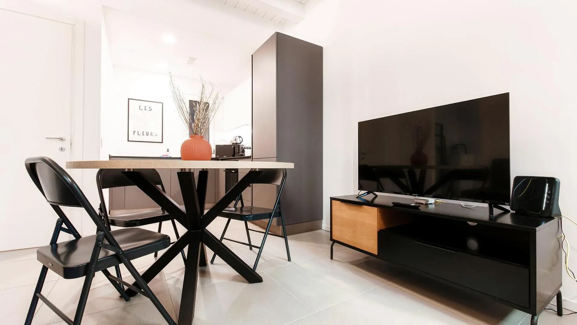 Como Lago Apartment By Quokka 360 - Close To The Lake And Train Station