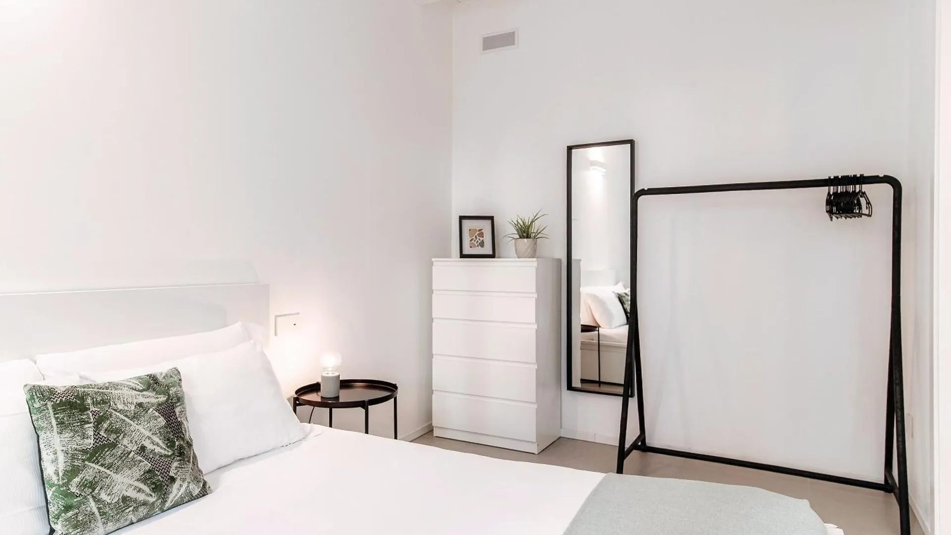 Como Lago Apartment By Quokka 360 - Close To The Lake And Train Station