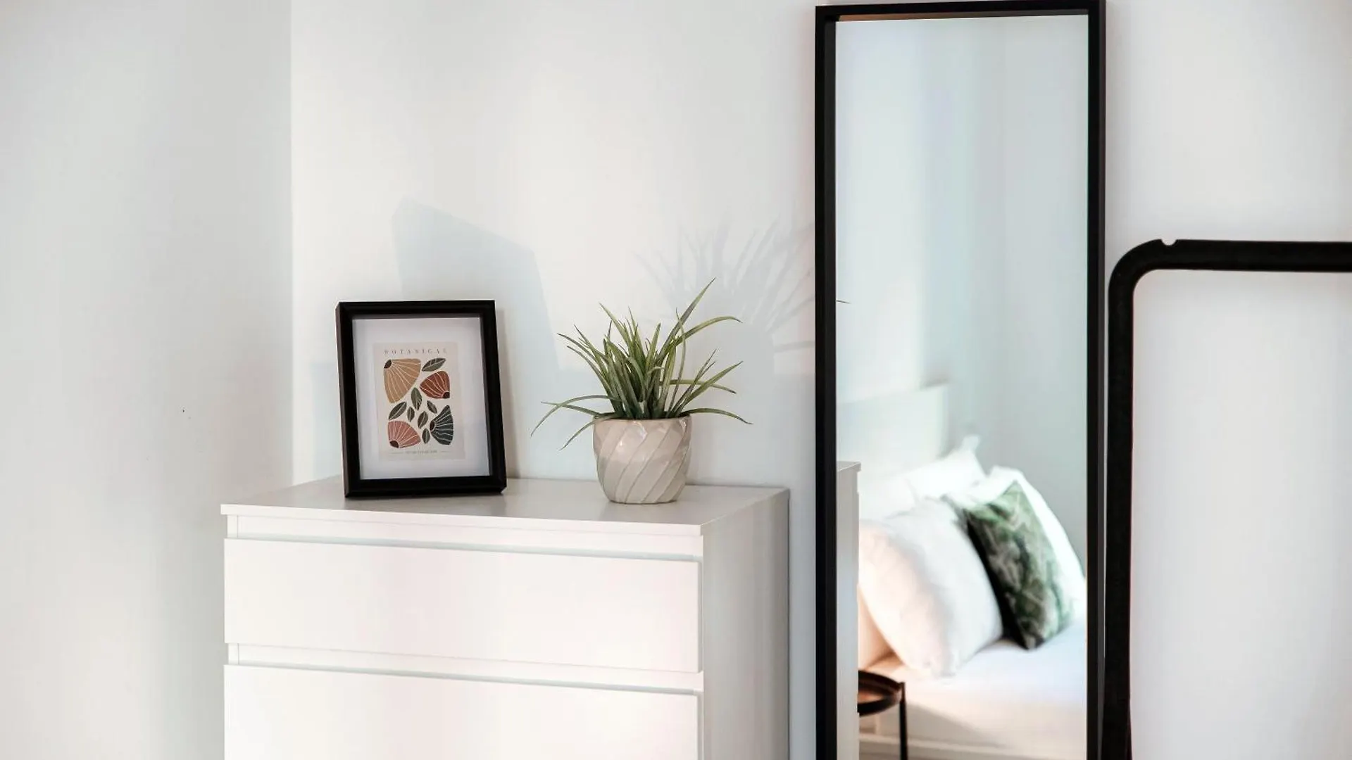 Como Lago Apartment By Quokka 360 - Close To The Lake And Train Station
